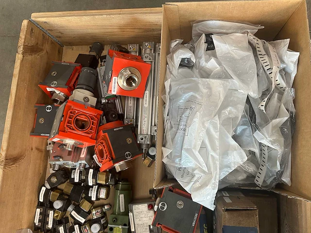Partij diverse pneumatische en hydraulische componenten - afbeelding 1 van  11