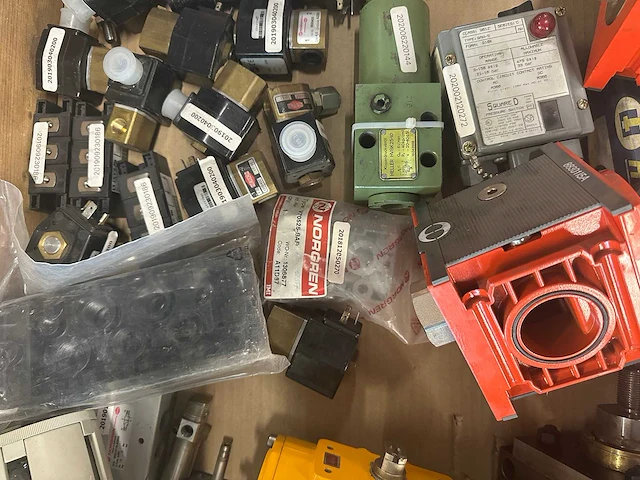 Partij diverse pneumatische en hydraulische componenten - afbeelding 9 van  11