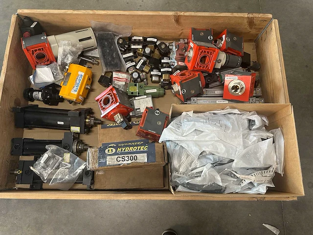 Partij diverse pneumatische en hydraulische componenten - afbeelding 4 van  11
