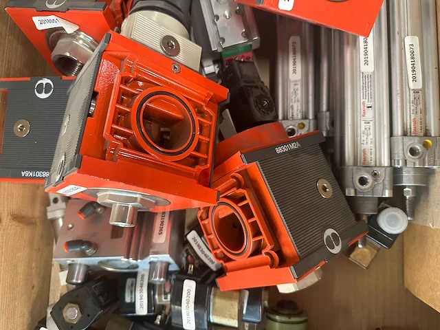 Partij diverse pneumatische en hydraulische componenten - afbeelding 8 van  11