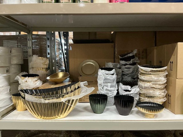 Partij diverse potten/bowls/plates (130x) - afbeelding 1 van  9