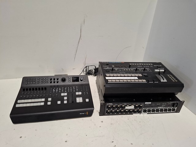 Partij diverse professionele av apparatuur, blackmagic, yamaha, roland - afbeelding 1 van  12