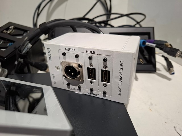 Partij diverse professionele av apparatuur, extron, audinate, logitech - afbeelding 4 van  13