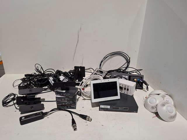 Partij diverse professionele av apparatuur, extron, audinate, logitech - afbeelding 1 van  13