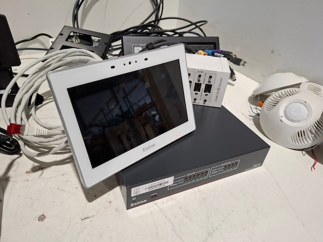 Partij diverse professionele av apparatuur, extron, audinate, logitech - afbeelding 7 van  13