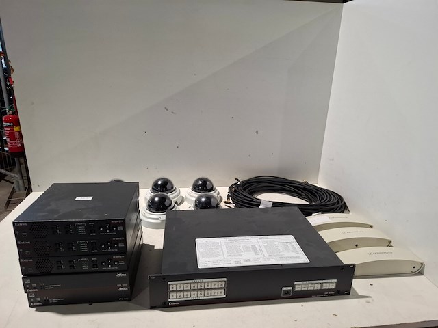 Partij diverse professionele av apparatuur, extron, axis, sennheiser - afbeelding 1 van  10