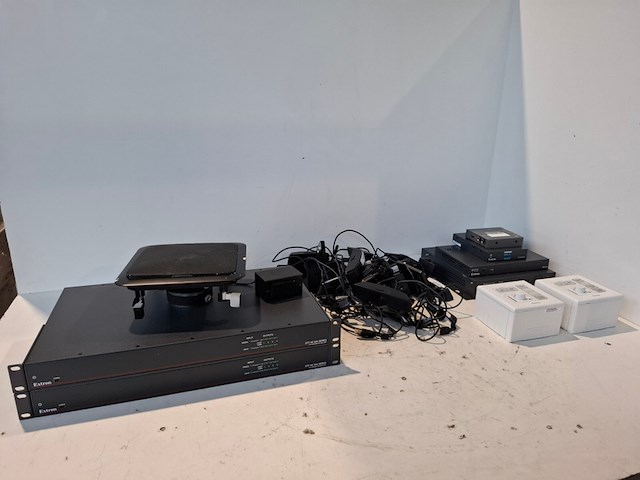 Partij diverse professionele av apparatuur, extron, blackmagic, rdl, apart, logitech - afbeelding 1 van  12