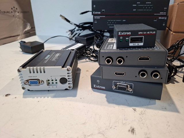 Partij diverse professionele av apparatuur, extron, blackmagic, tascam, datavideo, blackbox - afbeelding 2 van  11