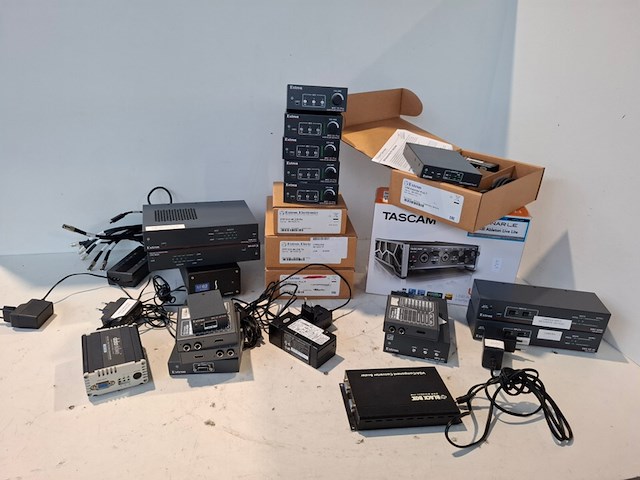 Partij diverse professionele av apparatuur, extron, blackmagic, tascam, datavideo, blackbox - afbeelding 1 van  11