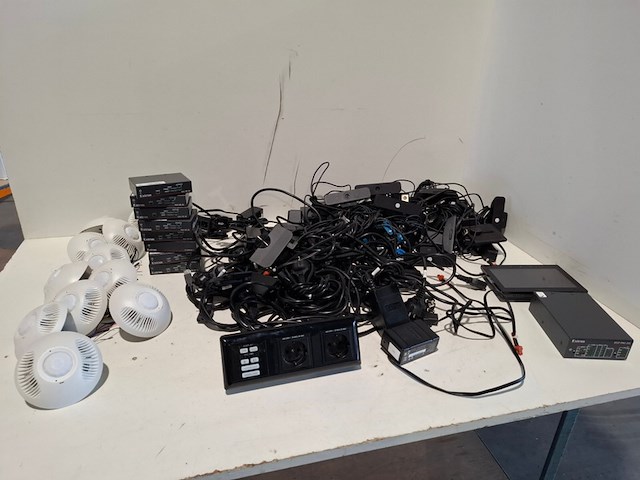 Partij diverse professionele av apparatuur, extron, jabra, logitech - afbeelding 1 van  11