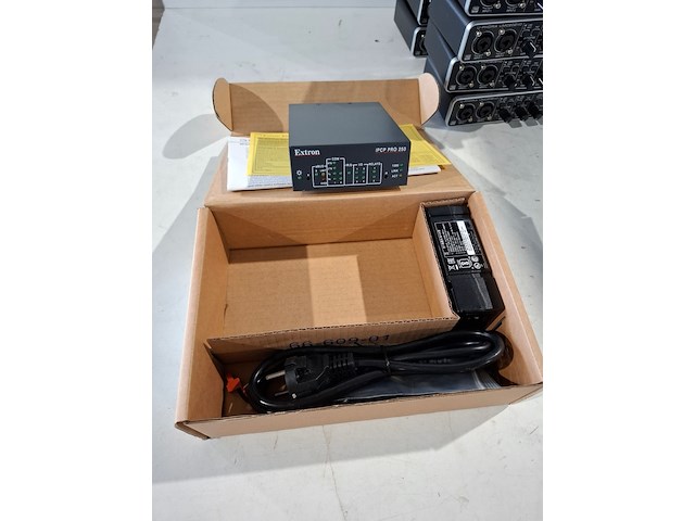 Partij diverse professionele av apparatuur, extron, logitech, behringer - afbeelding 2 van  11