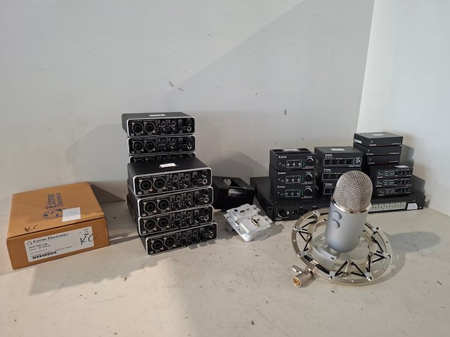 Partij diverse professionele av apparatuur, extron, logitech, behringer - afbeelding 1 van  11