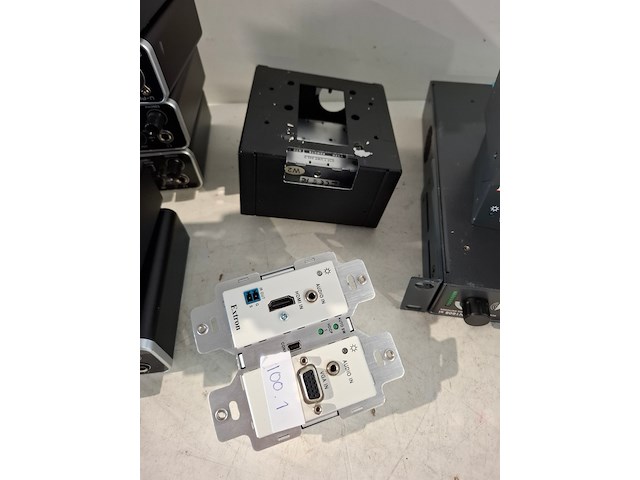 Partij diverse professionele av apparatuur, extron, logitech, behringer - afbeelding 8 van  11
