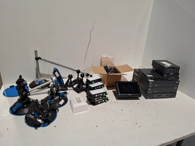 Partij diverse professionele av apparatuur, manfrotto, bl, neets, extron, genelec - afbeelding 1 van  10