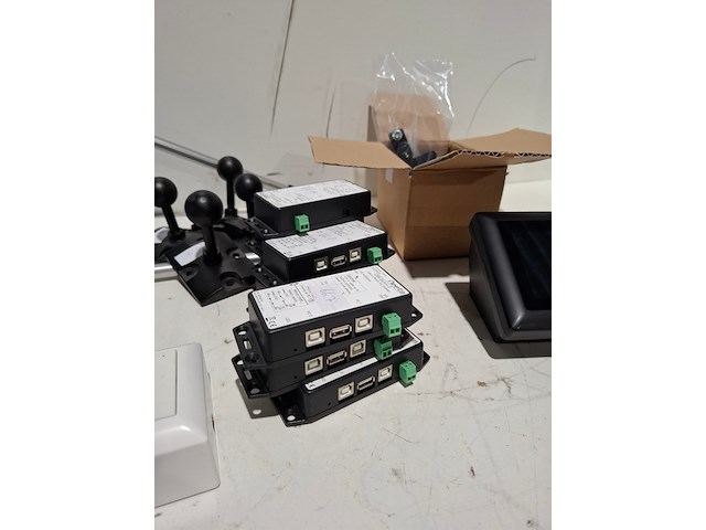 Partij diverse professionele av apparatuur, manfrotto, bl, neets, extron, genelec - afbeelding 5 van  10