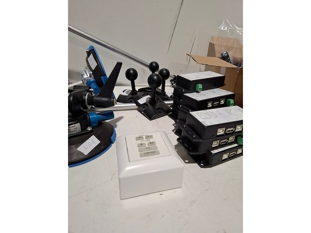 Partij diverse professionele av apparatuur, manfrotto, bl, neets, extron, genelec - afbeelding 6 van  10