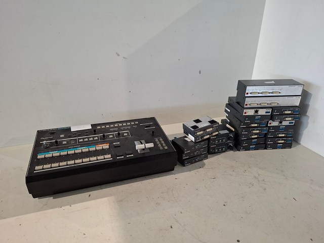 Partij diverse professionele av apparatuur, roland, extron - afbeelding 1 van  10