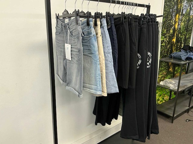 Partij diverse purepath/hugoboss/lyle&scott heren broeken/shorts/joggers (17x) - afbeelding 1 van  23