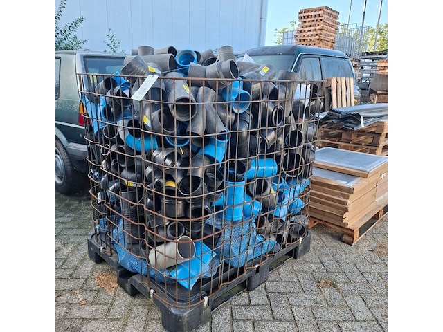 Partij diverse pvc hulp stukken o.a. geberit - afbeelding 1 van  10