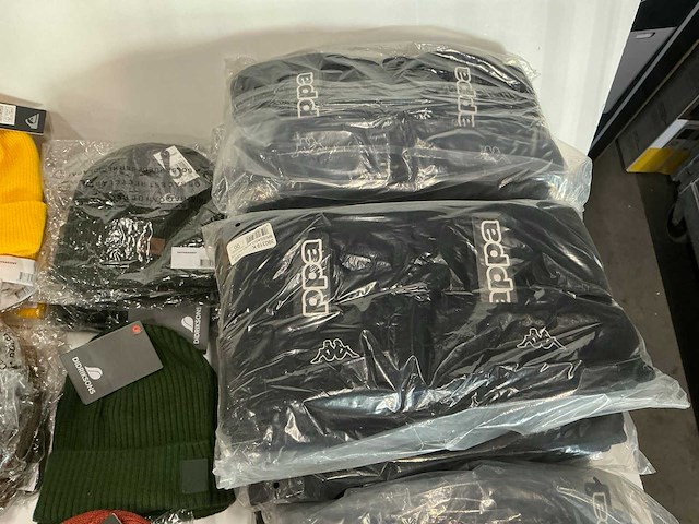 Partij diverse quiksilver/kappa mutsen/nekwarmers (156x) - afbeelding 6 van  10