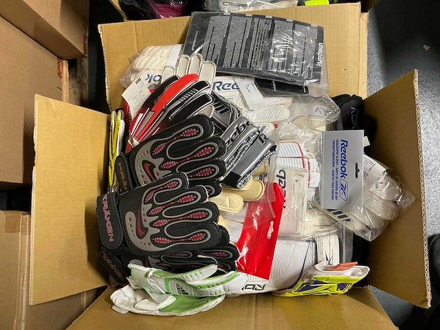 Partij diverse reebok/puma/zero/adidas/etc keepers handschoenen (146x) - afbeelding 2 van  10