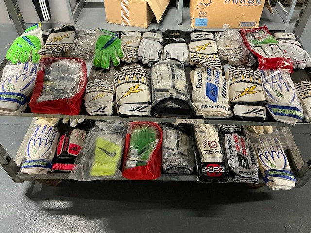 Partij diverse reebok/puma/zero/adidas/etc keepers handschoenen (146x) - afbeelding 1 van  10