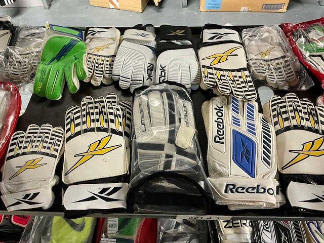 Partij diverse reebok/puma/zero/adidas/etc keepers handschoenen (146x) - afbeelding 4 van  10