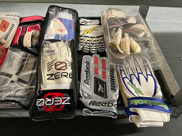 Partij diverse reebok/puma/zero/adidas/etc keepers handschoenen (146x) - afbeelding 6 van  10