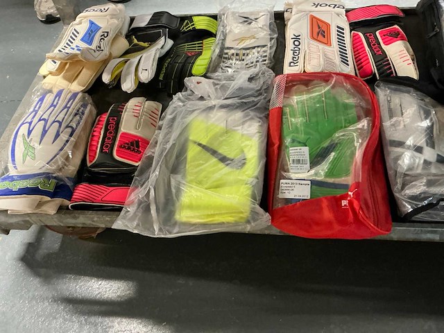 Partij diverse reebok/puma/zero/adidas/etc keepers handschoenen (146x) - afbeelding 8 van  10