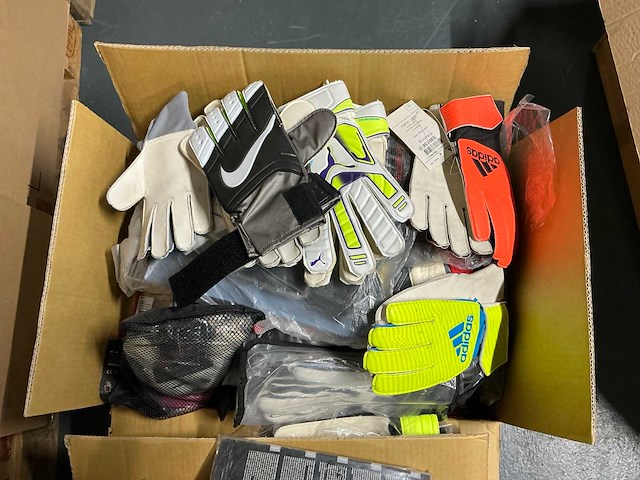Partij diverse reebok/puma/zero/adidas/etc keepers handschoenen (146x) - afbeelding 10 van  10