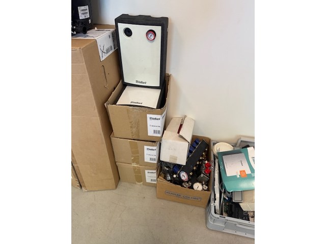 Partij diverse retouren en onderdelen grundfos, vaillant en itho daalderop - afbeelding 4 van  18