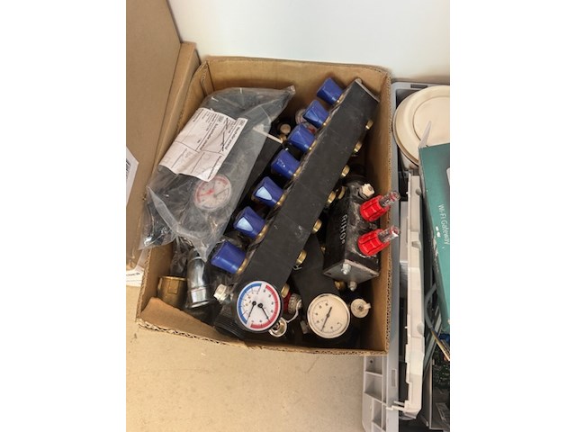 Partij diverse retouren en onderdelen grundfos, vaillant en itho daalderop - afbeelding 7 van  18