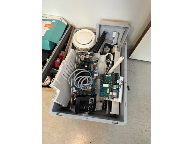 Partij diverse retouren en onderdelen grundfos, vaillant en itho daalderop - afbeelding 10 van  18