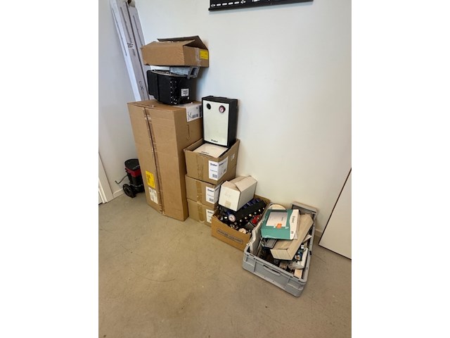 Partij diverse retouren en onderdelen grundfos, vaillant en itho daalderop - afbeelding 1 van  18