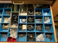 Partij diverse ringen/rozetten/overige installatie benodigdheden - afbeelding 15 van  25