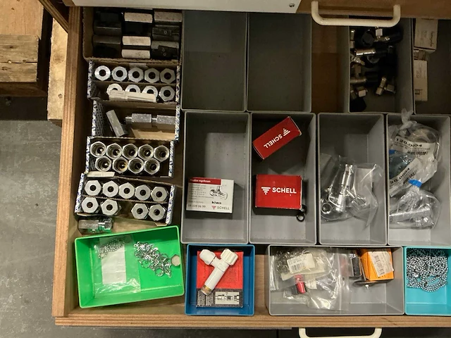 Partij diverse ringen/rozetten/overige installatie benodigdheden - afbeelding 19 van  25