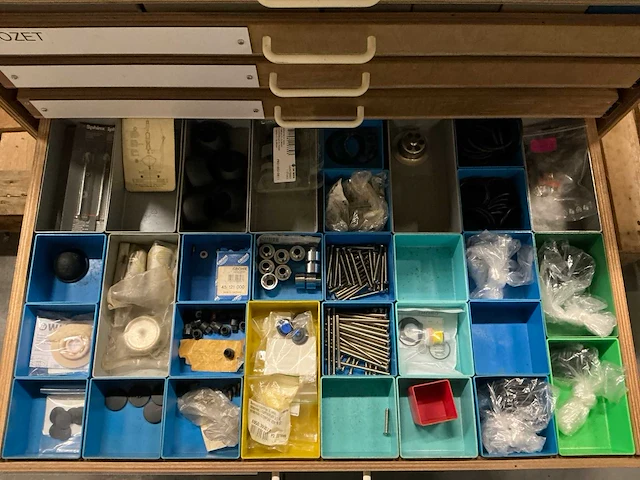 Partij diverse ringen/rozetten/overige installatie benodigdheden - afbeelding 21 van  25