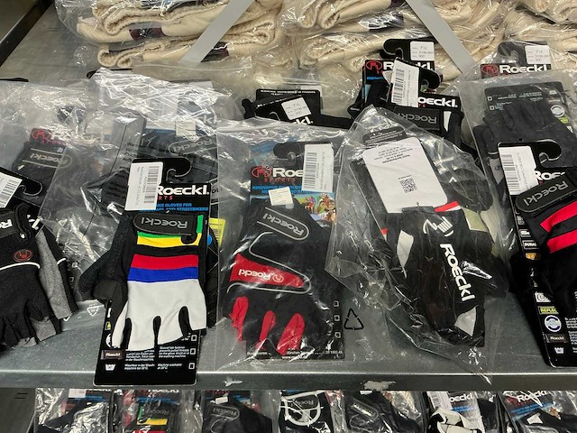 Partij diverse roeckl sports handschoenen (340x) - afbeelding 9 van  15