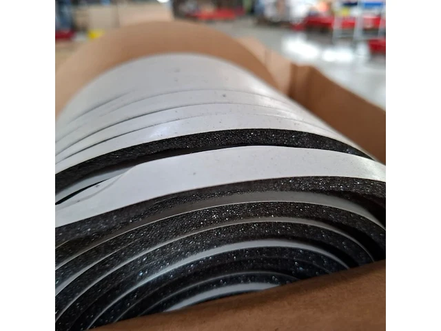 Partij diverse rollen tape en schuimband / celrubber - afbeelding 3 van  14