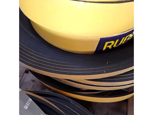 Partij diverse rollen tape en schuimband / celrubber - afbeelding 5 van  14