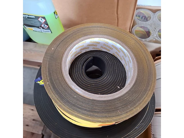 Partij diverse rollen tape en schuimband / celrubber - afbeelding 6 van  14