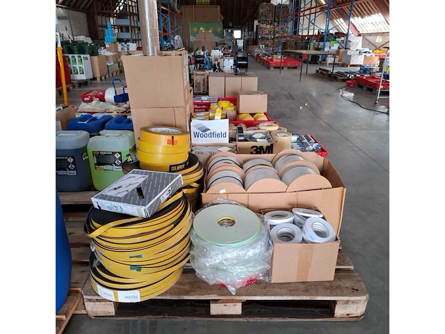 Partij diverse rollen tape en schuimband / celrubber - afbeelding 1 van  14