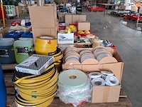 Partij diverse rollen tape en schuimband / celrubber