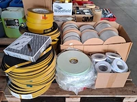 Partij diverse rollen tape en schuimband / celrubber - afbeelding 7 van  14