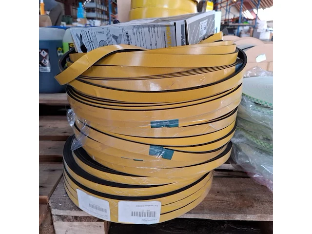 Partij diverse rollen tape en schuimband / celrubber - afbeelding 8 van  14