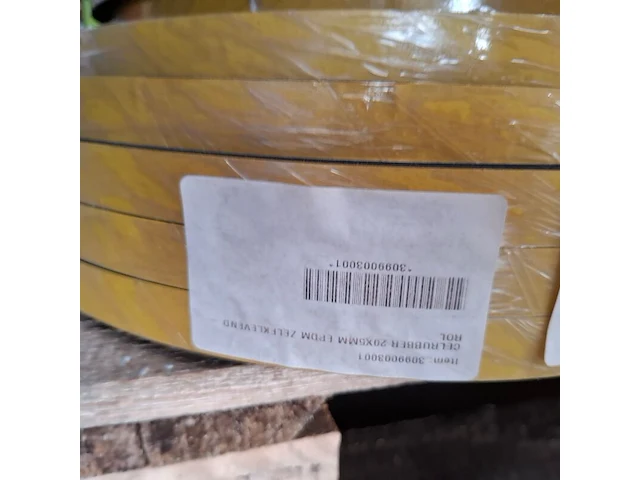 Partij diverse rollen tape en schuimband / celrubber - afbeelding 9 van  14