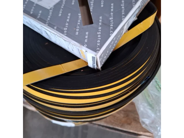 Partij diverse rollen tape en schuimband / celrubber - afbeelding 11 van  14