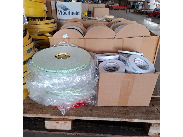 Partij diverse rollen tape en schuimband / celrubber - afbeelding 12 van  14