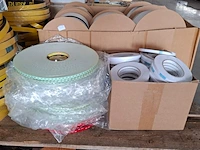 Partij diverse rollen tape en schuimband / celrubber - afbeelding 12 van  14