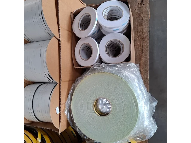 Partij diverse rollen tape en schuimband / celrubber - afbeelding 13 van  14